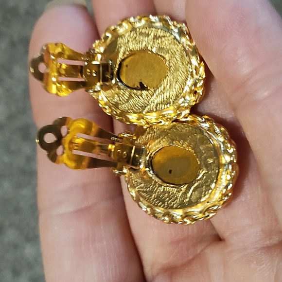 VINTAGE (PAT. #0156452) FILIGREE GOLD-TONE OVAL CRYSTAL CLIP-ON 1" EARRINGS - Picture 4 of 8